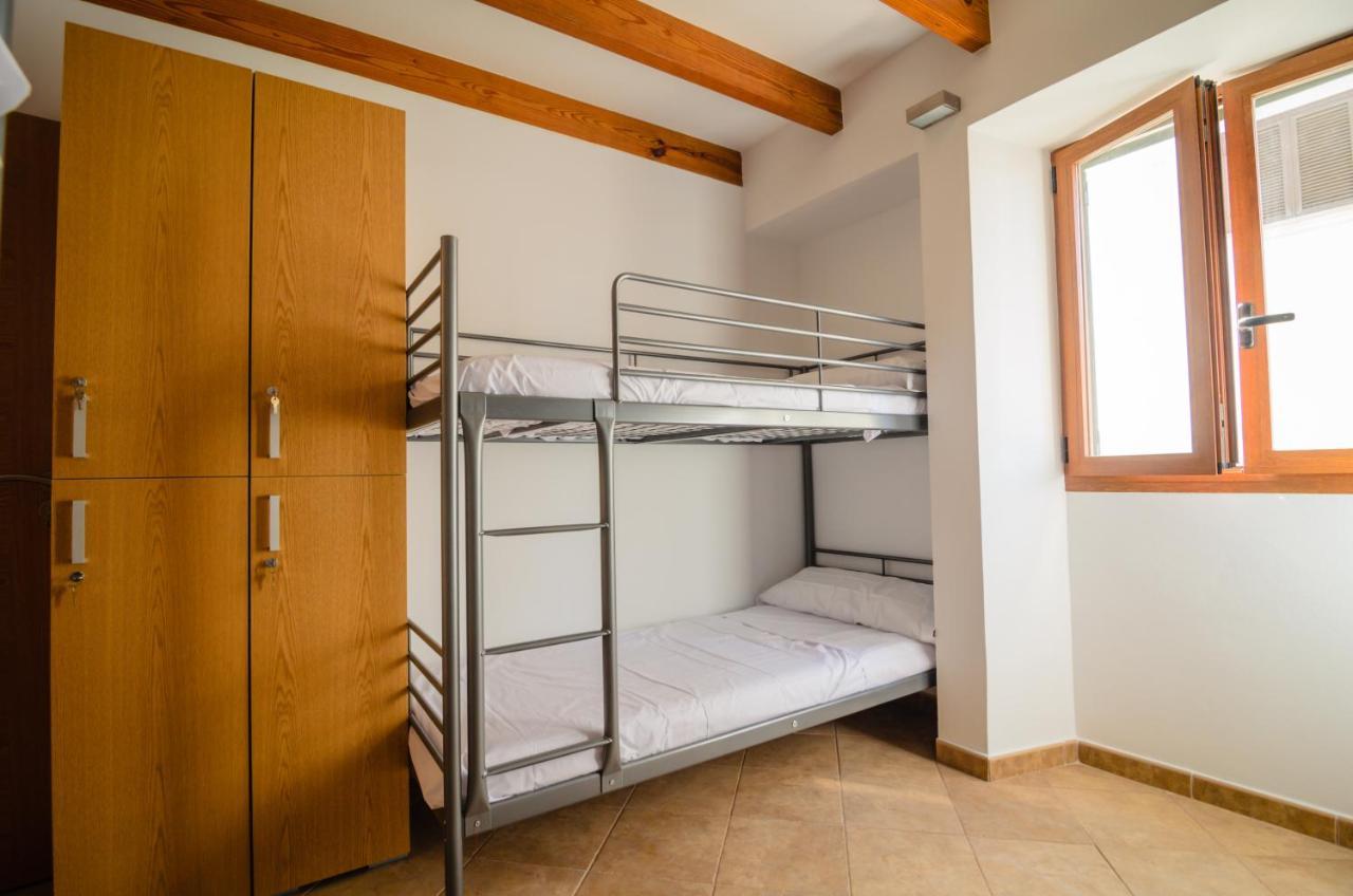 Embat - Hostel Монтуири Экстерьер фото